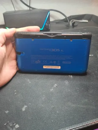 Nintendo 3DS XL azul con cargador y lápiz
