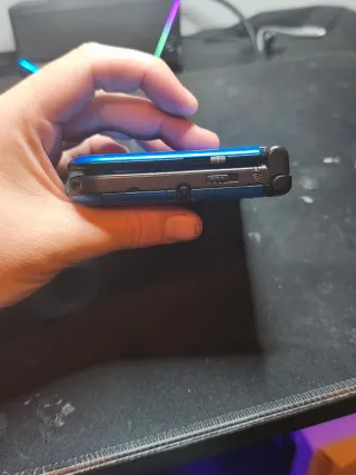 Nintendo 3DS XL azul con cargador y lápiz