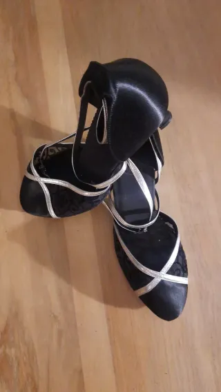 Zapatos de baile negros y dorados