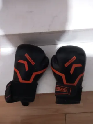 Guantes de boxeo rojos y guantes de boxeo negros
