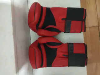 Guantes de boxeo rojos y guantes de boxeo negros