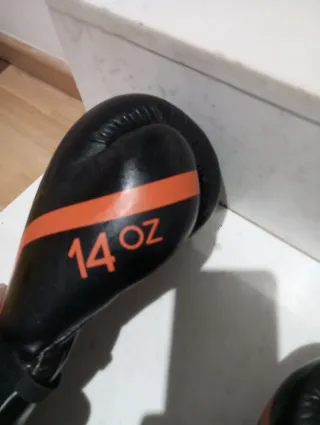 Guantes de boxeo rojos y guantes de boxeo negros