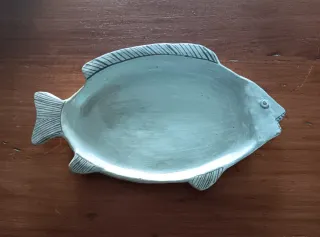 Fuente de barro decorativa con forma de pez