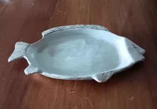 Fuente de barro decorativa con forma de pez