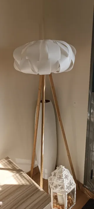Lámpara de pie de papel y madera