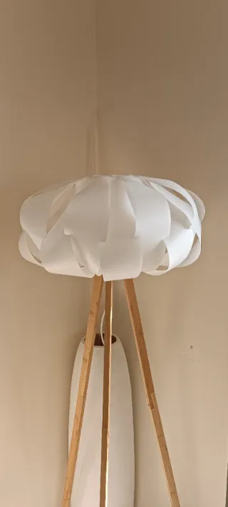 Lámpara de pie de papel y madera