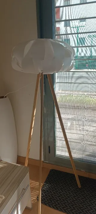 Lámpara de pie de papel y madera