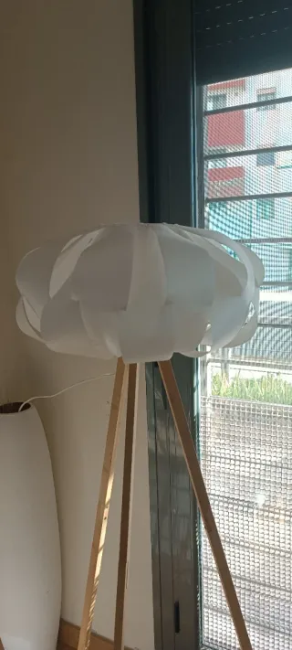 Lámpara de pie de papel y madera