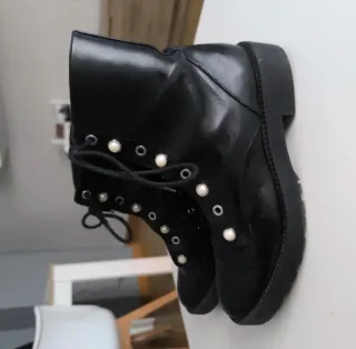 Botines negros Stradivarius, con perlas