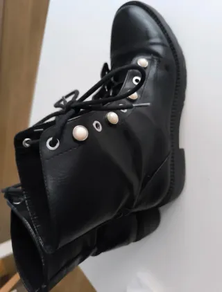 Botines negros Stradivarius, con perlas
