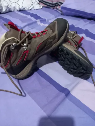 Botas de montaña Quechua marrones y rojas