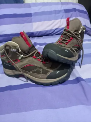 Botas de montaña Quechua marrones y rojas