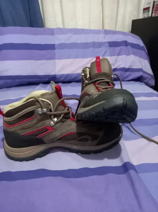 Botas de montaña Quechua marrones y rojas