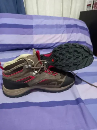 Botas de montaña Quechua marrones y rojas