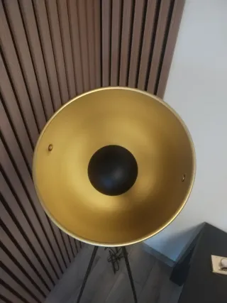 Lámpara de pie trípode negra y dorada