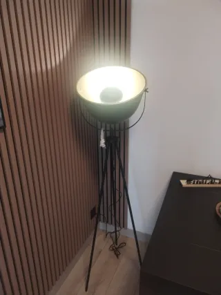 Lámpara de pie trípode negra y dorada