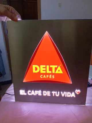Cartel Delta Cafés Iluminación