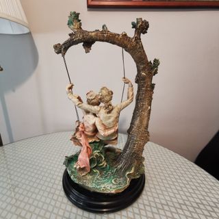 Figura pareja columpio romántico