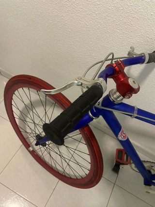 Bicicleta azul y roja marca FABRICBIKE