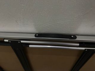 Mesa de camping plegable negra y plateada