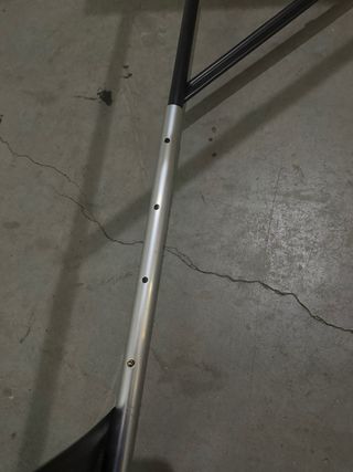 Mesa de camping plegable negra y plateada