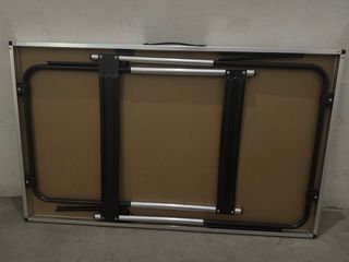 Mesa de camping plegable negra y plateada