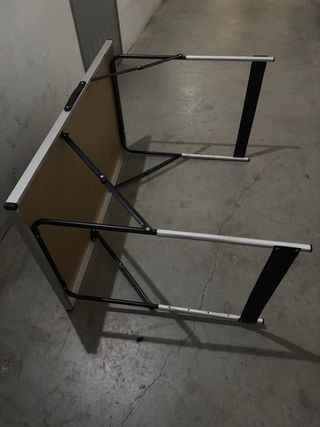 Mesa de camping plegable negra y plateada