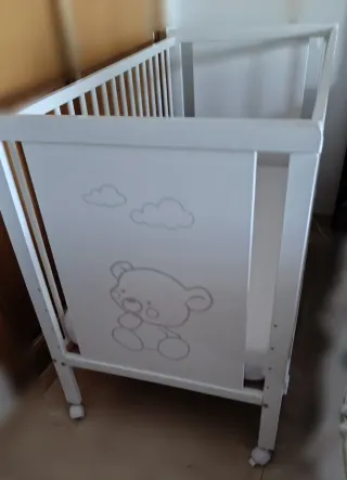 Cuna de bebé blanca sin usar con colchón