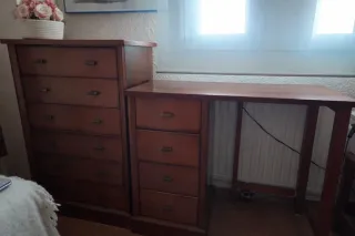 Armario, escritorio y cajonera de madera marrón