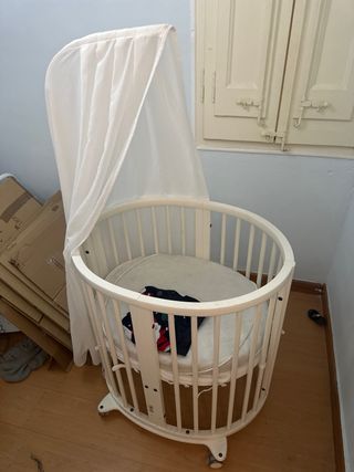 Cuna ovalada Stokke Sleepi con colchon y mosquiter