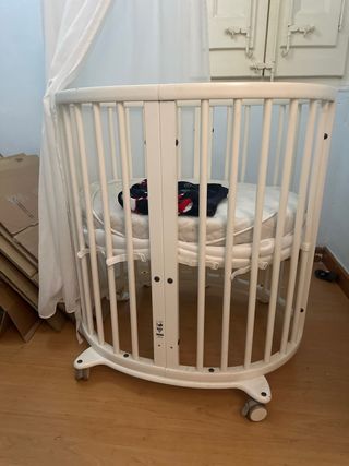 Cuna ovalada Stokke Sleepi con colchon y mosquiter