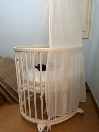 Cuna ovalada Stokke Sleepi con colchon y mosquiter