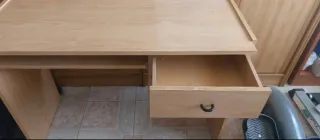 Escritorio de madera color beige y marrón