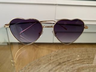 Gafas de sol corazón doradas moradas
