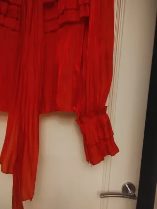 Blusa satén plisada roja