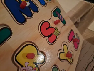 puzzle in legno con l'alfabeto inglese e immagini