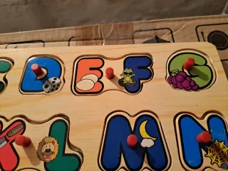 puzzle in legno con l'alfabeto inglese e immagini