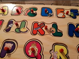 puzzle in legno con l'alfabeto inglese e immagini