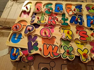 puzzle in legno con l'alfabeto inglese e immagini