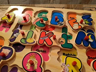 puzzle in legno con l'alfabeto inglese e immagini