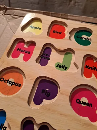 puzzle in legno con l'alfabeto inglese e immagini