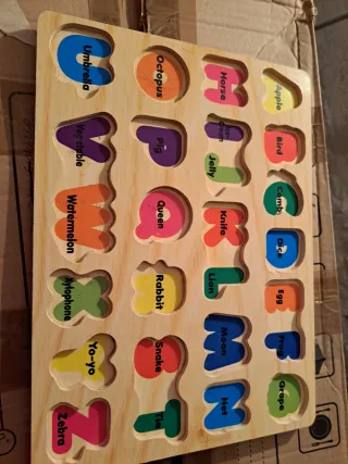 puzzle in legno con l'alfabeto inglese e immagini