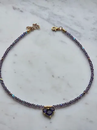 Collana fatta a mano con cuore viola