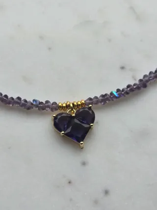Collana fatta a mano con cuore viola