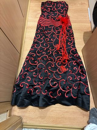 Vestido de fiesta negro y rojo