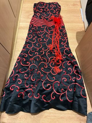Vestido de fiesta negro y rojo