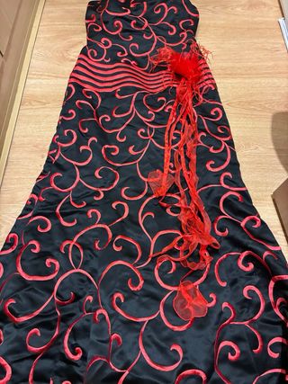 Vestido de fiesta negro y rojo