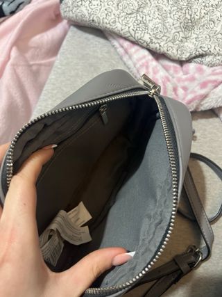 Bolso bandolera gris con cadena