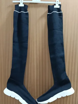 Botas altas negras con suela blanca