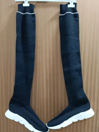 Botas altas negras con suela blanca